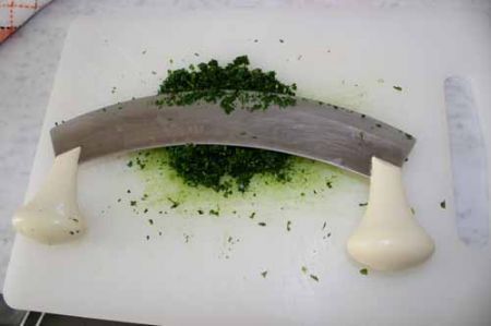 tritate l’aglio e il prezzemolo
