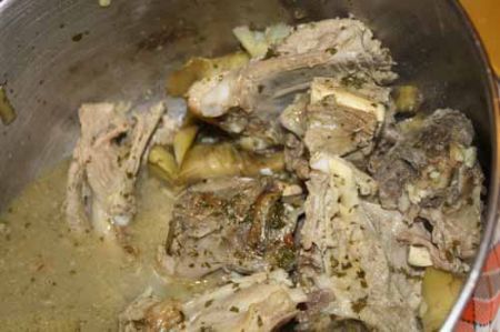 agnello o capretto con i carciofi cotto