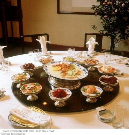 tavola apparecchiata per un pranzo cinese