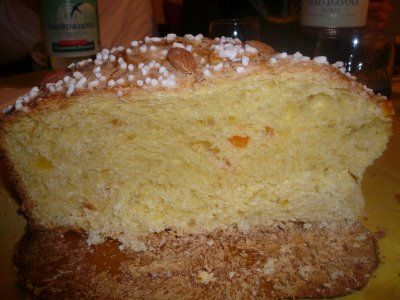 colomba di pasqua tagliata a metà