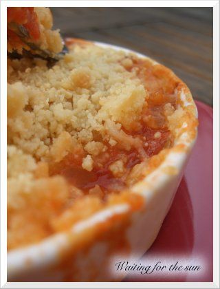 crumble alla italiana di pomodoro mozzarella, pinoli e parmigiano