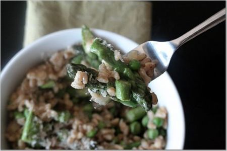 risotto di farro con asparagi e fave (o piselli)