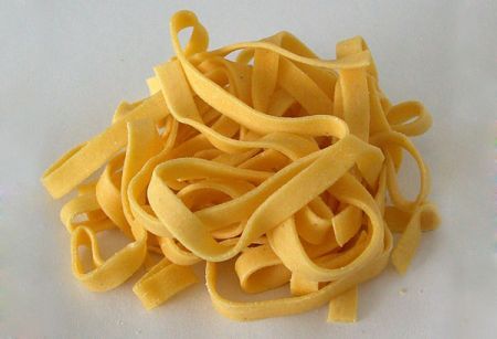 http://www.buttalapasta.it/img/fettuccine.jpg