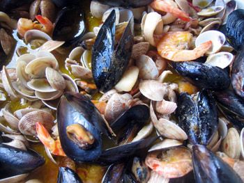 frutti di mare misti per l’insalata di farro e orzo