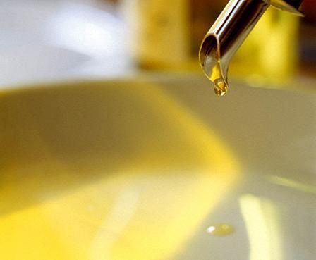 http://www.buttalapasta.it/img/olio-goccia.jpg