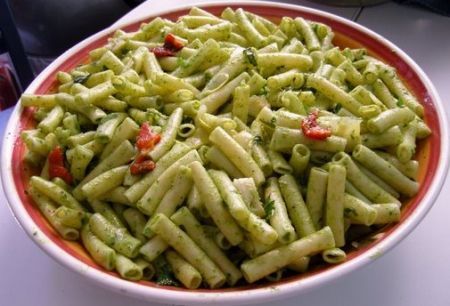 pasta condita con pesto di rucola e pomodori secchi