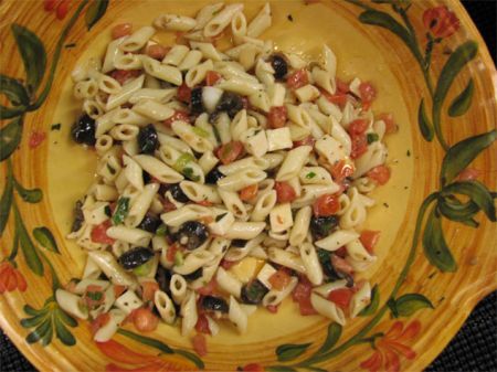 pasta con sugo di pomodoro fresco e olive