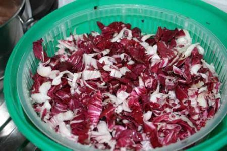 tagliate il radicchio a striscioline