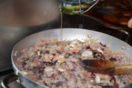 versate l’olio d’oliva extra vergine