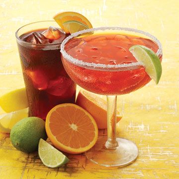 bicchieri di sangria rosa e rossa