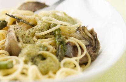 spaghetti di primavera con carciofi, asparagi, piselli e bietola