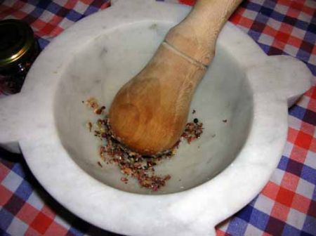 polverizzare le spezie con il mortaio