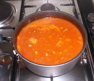 pentola con sugo ai funghi secchi
