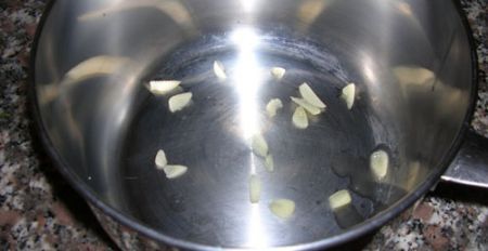 mettere aglio e cipolla nel tegame