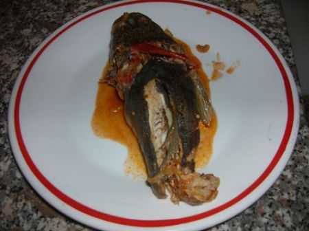 ponete il pesce cotto sul piatto