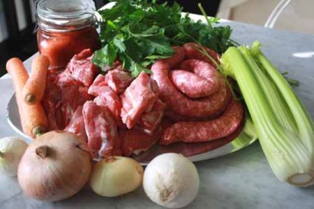 ingredienti per il sugo di salsiccia e maiale