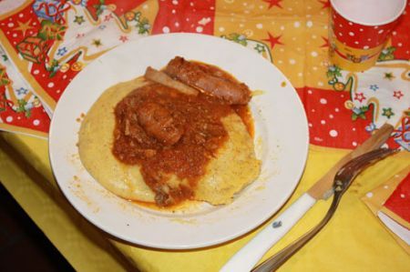 polenta con sugo di salsicce e maiale