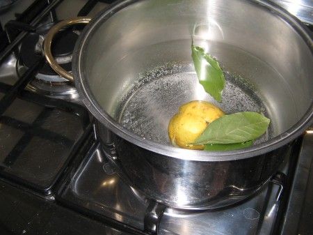 acqua bollita con limone alloro