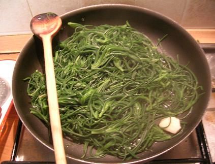 agretti con aglio olio e peperoncino