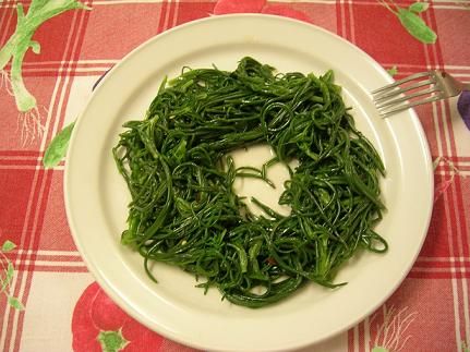 agretti nel piatto a forma di anello