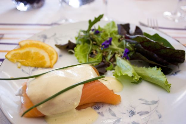 antipasti di salmone e uovo in camicia