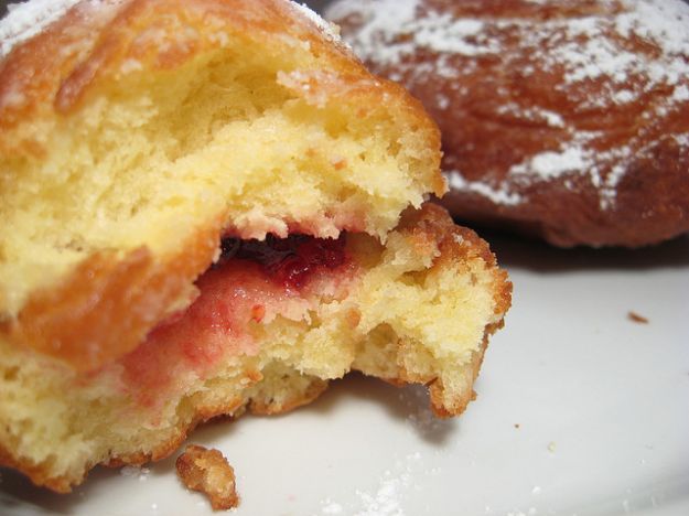 brioche fritte con prugne secche per natale