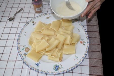 Paccheri con cozze, fonduta di grana e bottarga