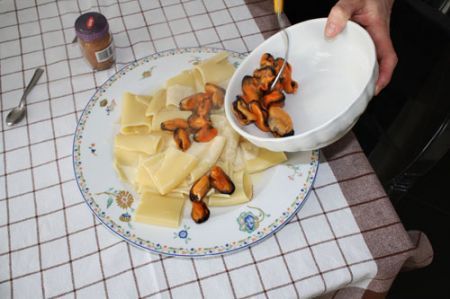 Paccheri con cozze, fonduta di grana e bottarga