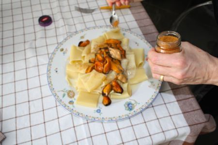 Paccheri con cozze, fonduta di grana e bottarga