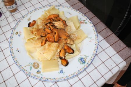 Paccheri con cozze, fonduta di grana e bottarga