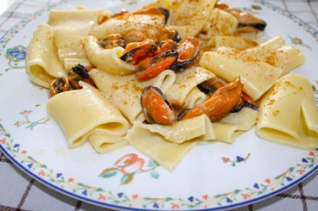 Paccheri con cozze, fonduta di grana e bottarga