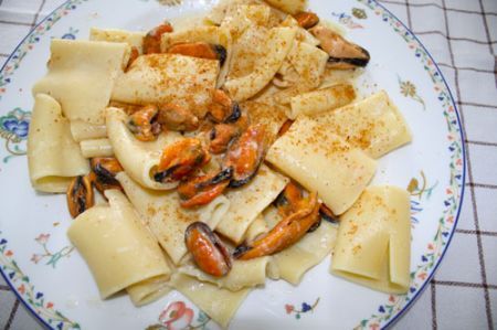 Paccheri con cozze, fonduta di grana e bottarga