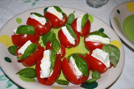 caprese pomodori datterini caprino