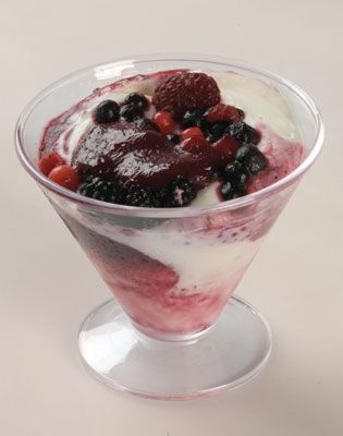 coppe di yogurt e frutti di bosco