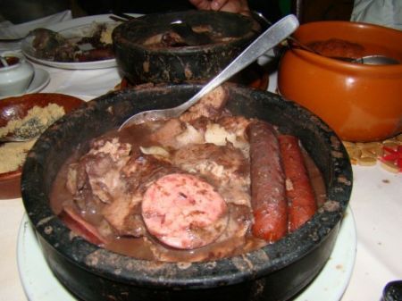 Feijoada o stufato di fagioli e carne di maiale