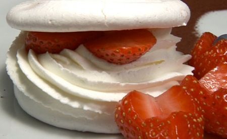 fragole con panna e meringhe