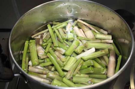 cuocete gli asparagi