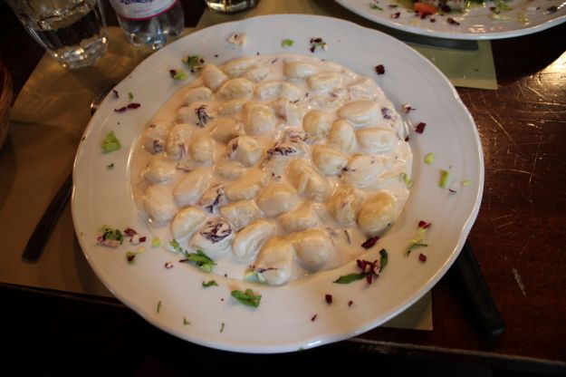 Gnocchi di pane e radicchio con crema di taleggio