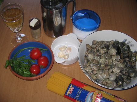 ingredienti per spaghetti vongole