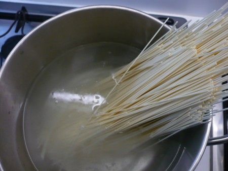 noodles al pesto di noccioline con gamberi 081