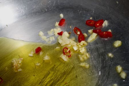 pasta con l’aglio, olio, peperoncine e pomodori