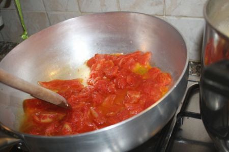 pasta con l’aglio, olio, peperoncine e pomodori