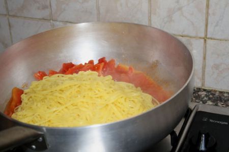 pasta con l’aglio, olio, peperoncine e pomdori