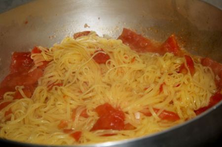 pasta con l’aglio, olio, peperoncine e pomdori