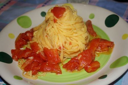 pasta con l’aglio, olio, peperoncine e pomdori