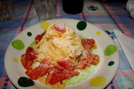 pasta con l’aglio, olio, peperoncine e pomodori