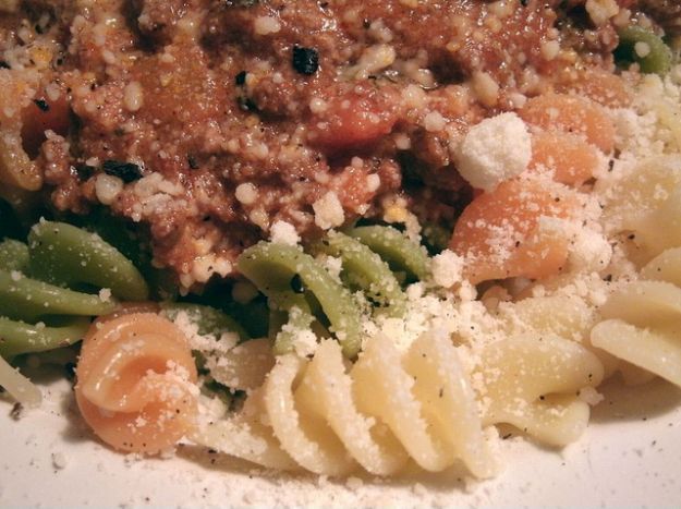 pasta colorata con ragu di vitello