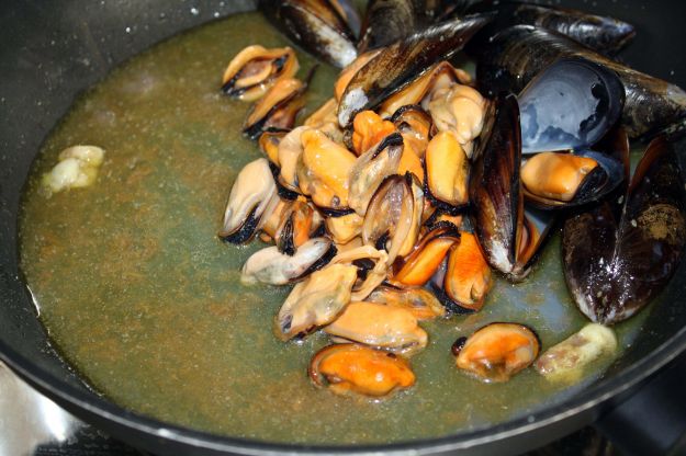 pasta cozze acciughe ricetta mare 01