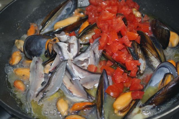 pasta cozze acciughe ricetta mare 01