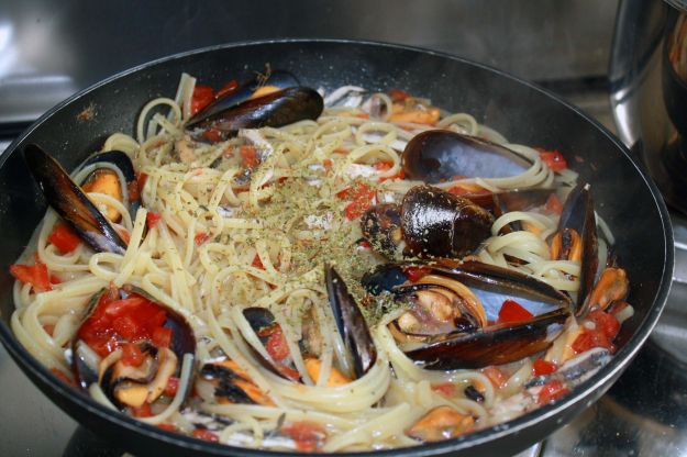 pasta cozze acciughe ricetta mare 01